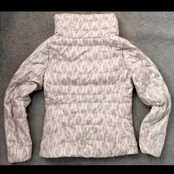 euc Eddie Bauer wide funnel neck puffer grey lace pattern short down jacket XS - Picture 2 of 4